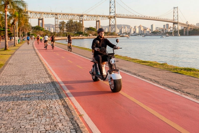 Seguran�a em Duas Rodas: Dicas essenciais para pilotar sua scooter el�trica no tr�nsito urbano